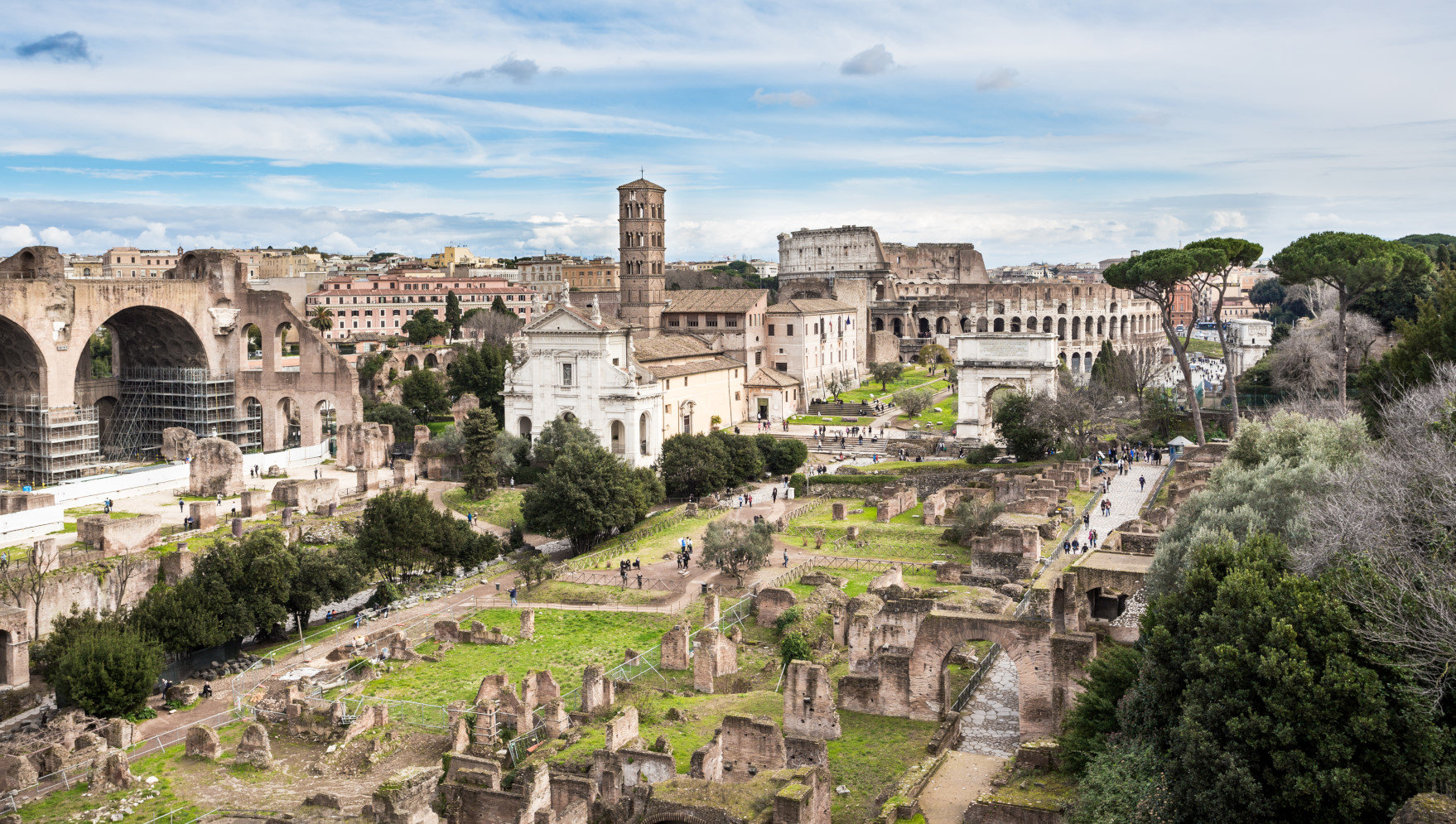Roma'nın kurulduğu Palatine Tepesinden Roma Forumu ve Kolezyum'a Kuşbakışı