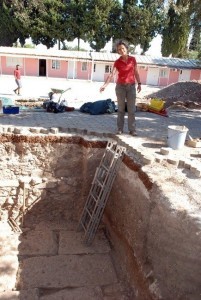 DİDİM'DEKİ KAZI ÇALIŞMALARIN TEMELDE 2 METRE BÜYÜKLÜĞÜNDE DEV YAPI BULUNDU. YAPININ KAZI HEYETİNCE TAPINAK OLABİLECEĞİ İLERİ SÜRÜLDÜ (HÜSEYİN ÇALIŞKAN/AYDIN-İHA)