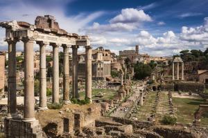 Roma Forumu'na bir bakış. Ön planda görülen yapının adı Saturn Tapınağıdır.